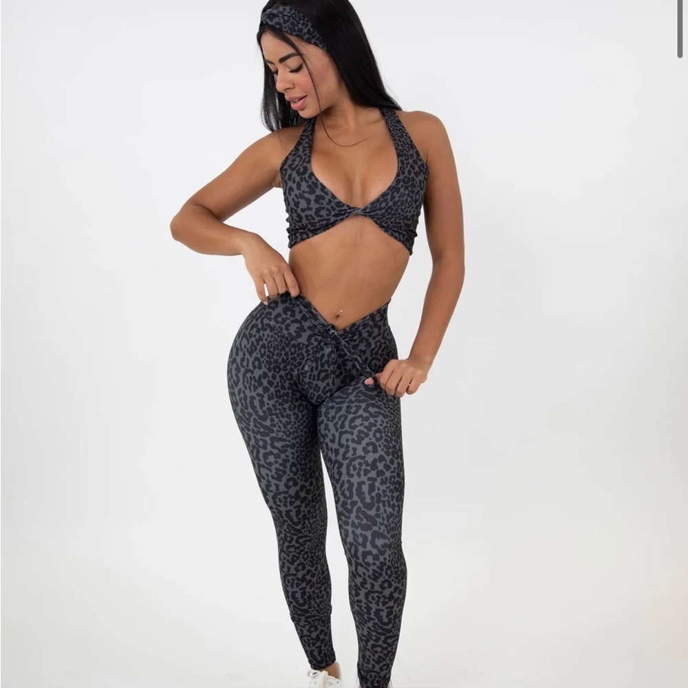 Black leopard scrunch leggings